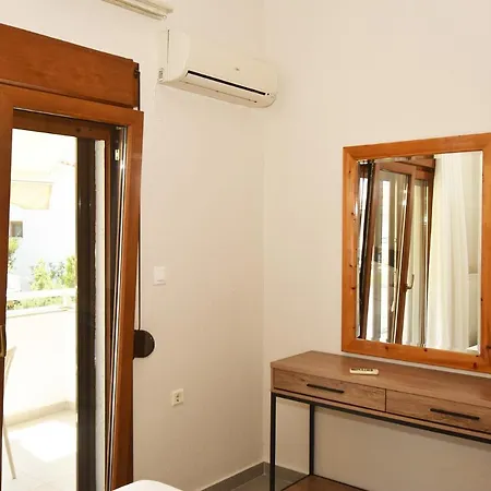 Niki Sea Side Maisonette, ניקיטי